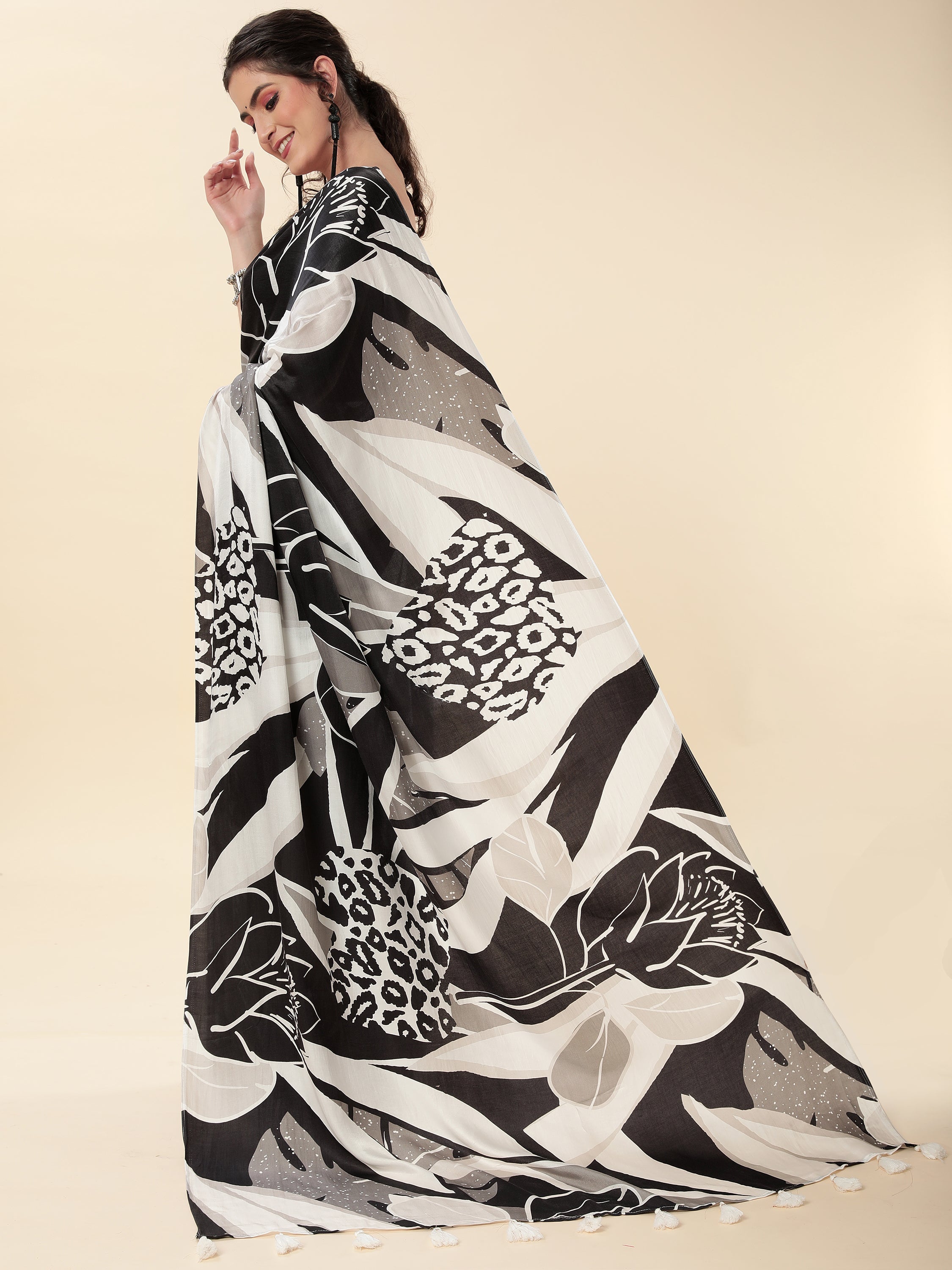 BLACK & WHITE MONOCHROME FLORA FAUNA PRINT SAREE