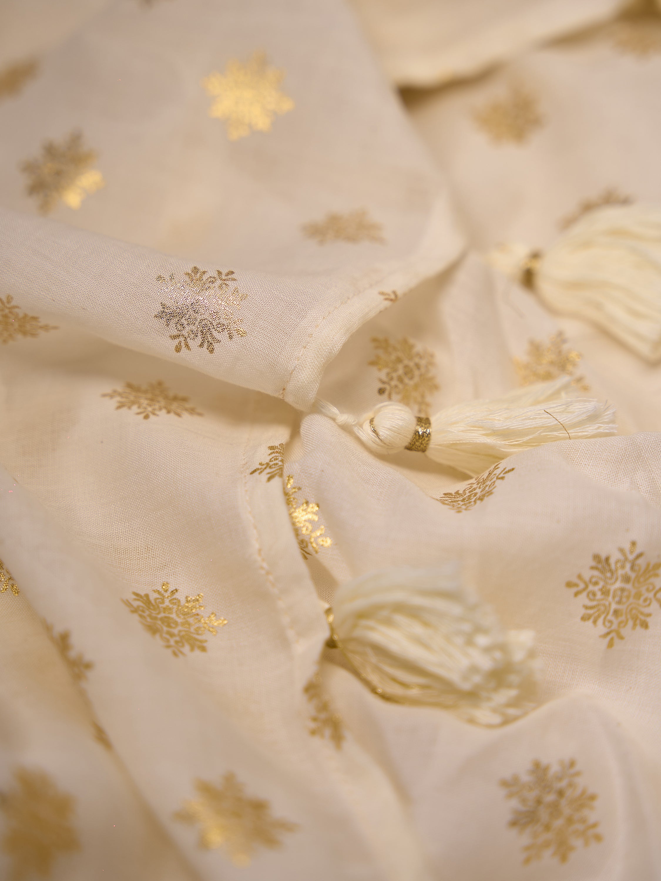 OFF-WHITE VISCOSE MUL POLKA DOTS LIVA SAREE