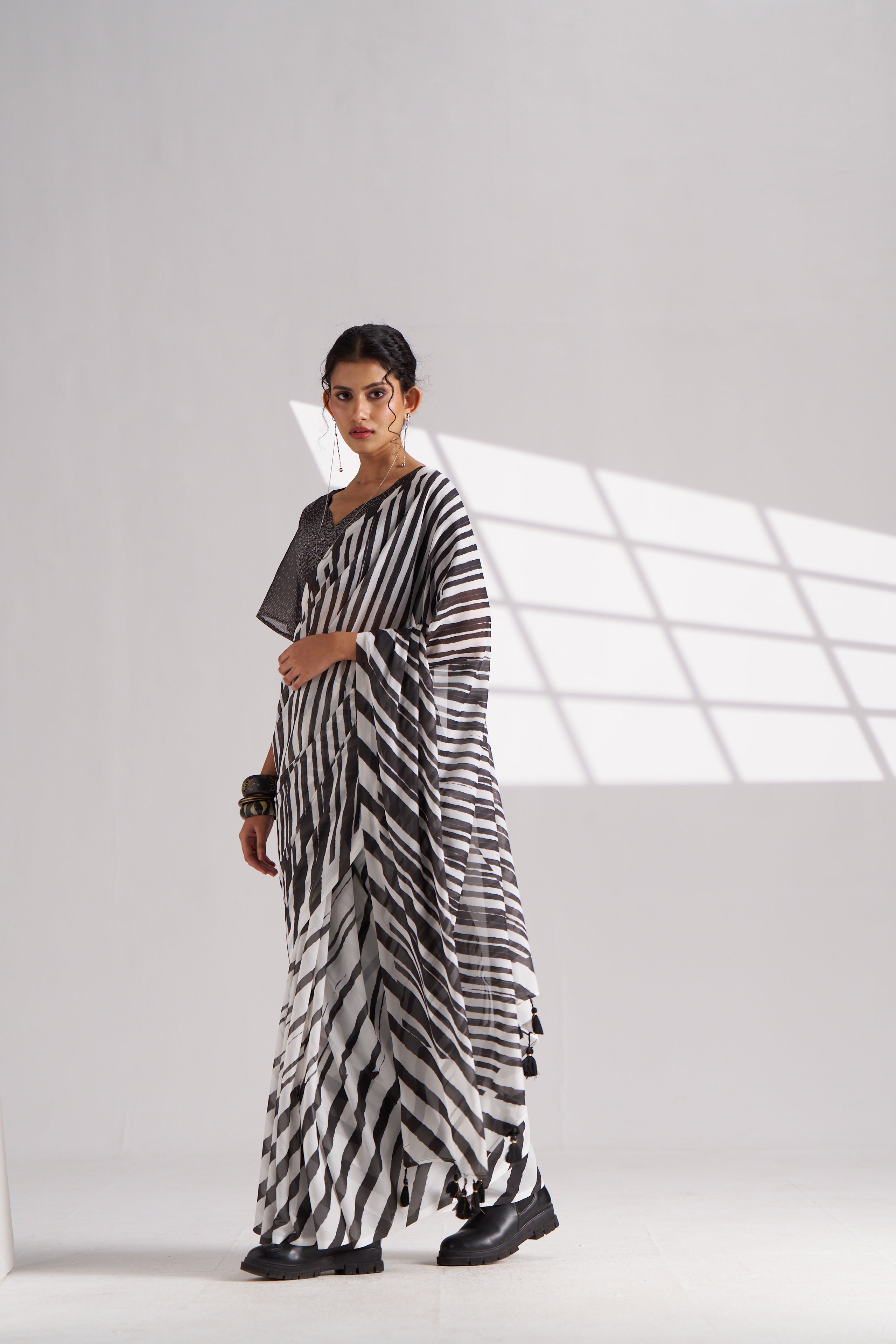 BLACK & WHITE GEORGETTE SPARKLE LAHERIYA DIGITAL PRINTED SAREE