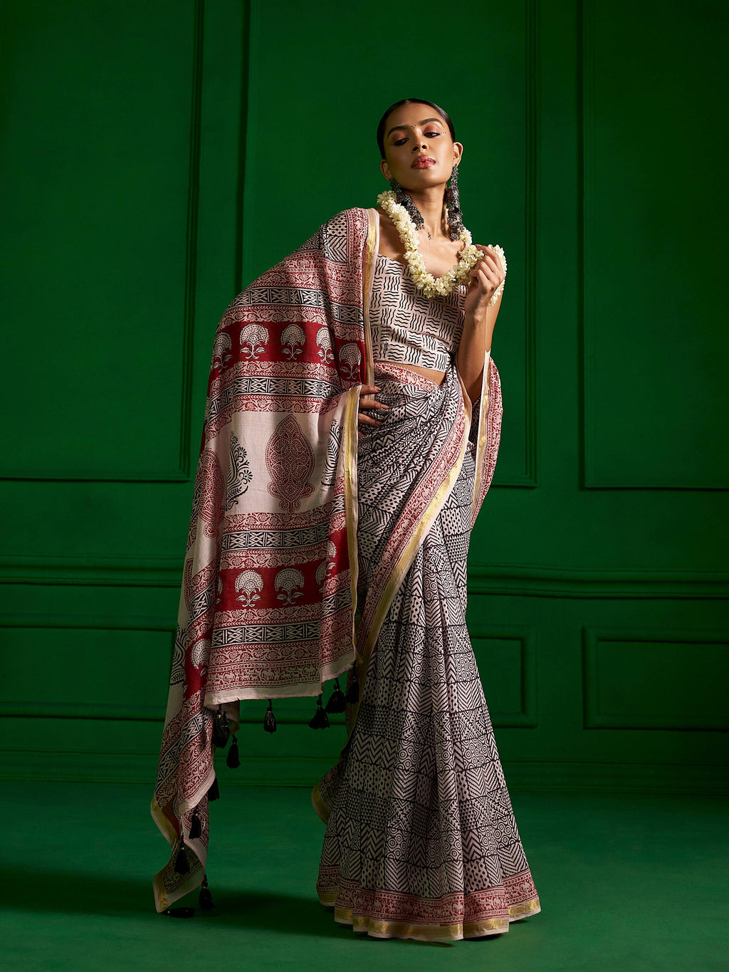 BLACK & RED VISCOSE MUL KASHISH QUEEN BAGH PRINT SAREE