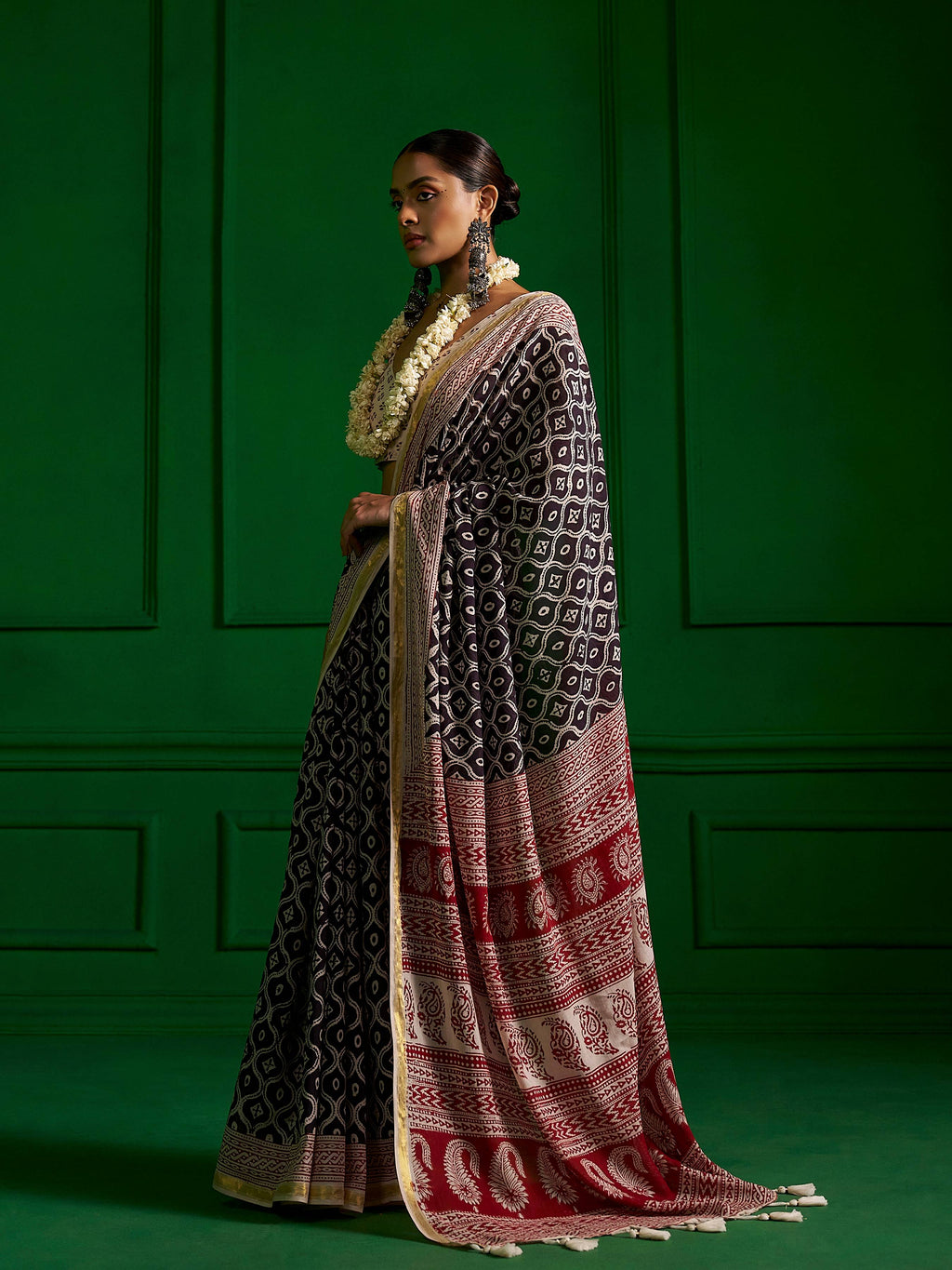 BLACK & RED VISCOSE MUL KASHISH QUEEN BAGH PRINT SAREE